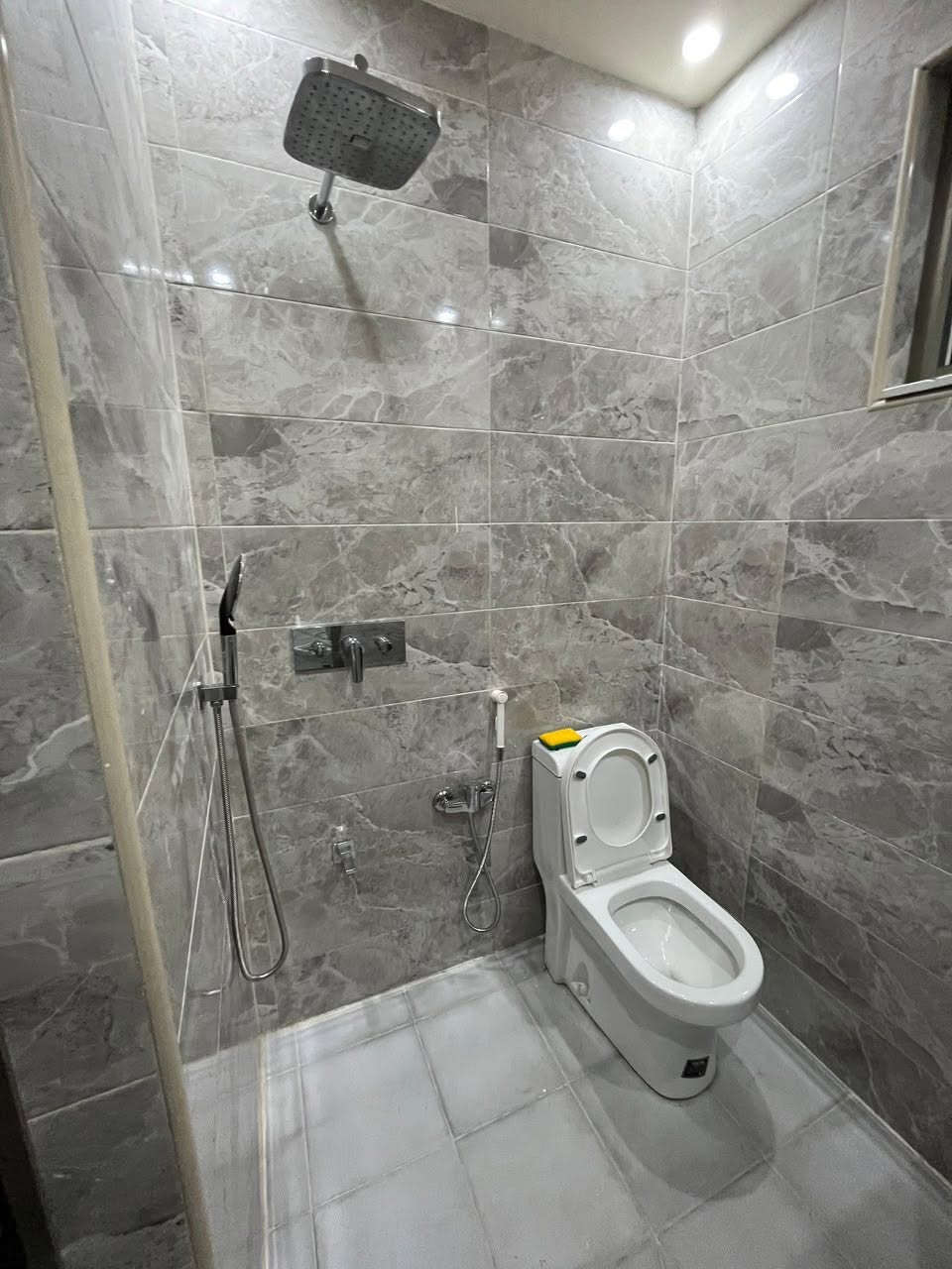 🏡 للإيجار – بيت حديث بناء 2025
📍 الموقع: المنصور – خلف مطعم صاج الريف.  

✨ المواصفات:

* 3 غرف نوم
* صالتان
* مطبخ
* خدمات متكاملة
* بناء حديث (2025)
* موقع متميز وهادئ
* مناسب جدًا للعوائل

📞 للاستفسار:***********

