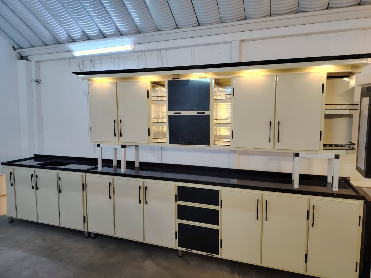 #كاونتر للبيع او مراوس جديد تزكام تركي
يوجد خدمه توصيل 🚚 

#القياس ثلاث مترات ارضي ومعلق والسنك متر ونص مرمر گله  السعرخاص باقي التفاصيل ع الرقم ***********
