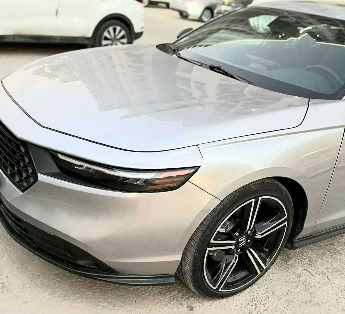 هوندا اكورد سبورت هايبرد  2025  
السيارة ماشيه : 14 الف كيلوا #بدون_ارباك 
_رقم بغداد  : دخولها جديد 
السيارة بالحقيقة بعد اجمل من الصور 

• مكينة 2000  تنفس طبيعي
• شاشة كبيرة
•فتحه
• تبريد قطعتين 
• شحن لاسلكي 
• تدفئة كشنات 
• كاميرا خلفية 3 انظمة
• كرسي كهرباء  لون اسود  
• رادار امامي
• مانع تصادم
• محدد مسار 
• تصحيح مسار
• شفتات بالستيرن
• مثبت سرعة
• مانع انزلاق
• دخول ذكي 
• إنارة ترحيبية
• هندبريك كهرباء
•لايت عدسات زينون
• نظام اوتو لايت Auto
• لايت العالي زنون 
• حساسات مطر 
• حساسات دخول الإنفاق
• حساسات ضغط هواء الإطارات
• أوامر صوتية
• 3 أنظمة قيادة (eco, ev, sport)
• بلوتوث
• مدخل USB + AUX

صور الحادث مرفق مع المنشور 
السيارة اخت الكلين 
( على وضع الشركة برغي ما مبدل بيها فقط البونيد  ) 

الموقع : سامراء 
السعر  : 235  وقابل للتفاوض 

للاتصال : ***********
