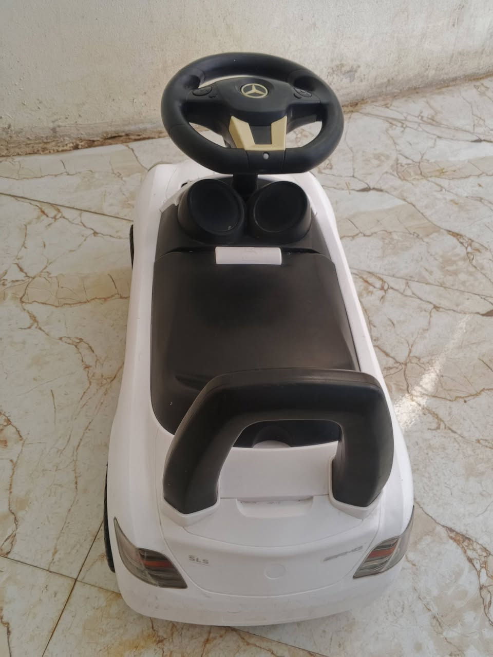 سيارة اطفال للبيع مرسيدس بيها صندوك تحت الكشن   السعر 15الف (***********)
