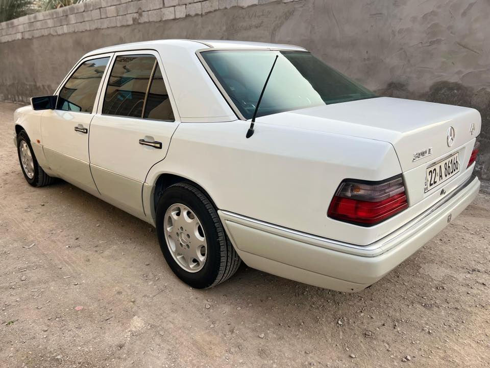 السلام عليكم 
مرسيدس دب موديل 1991 بلادي بدون صبغ على وضع الشركة قطعة وحدة صبغ جاملغ امامي ايمن 
مواصفات السيارة 
محرك 300 قبق اسود
غرفة مخمل جديدة كراسي كهرباء 
تبريد ثلج 
تجاوي قلاب 
تدفئة جامة الخلفية 
مثبت سرعة 
ABS شغال 
السيارة جاهزة بدون اي نقص  
السعر 92$ 
مكاني البصرة / قضاء المدينة 
رقم التليفون ***********
غير متواجد على الفيس
