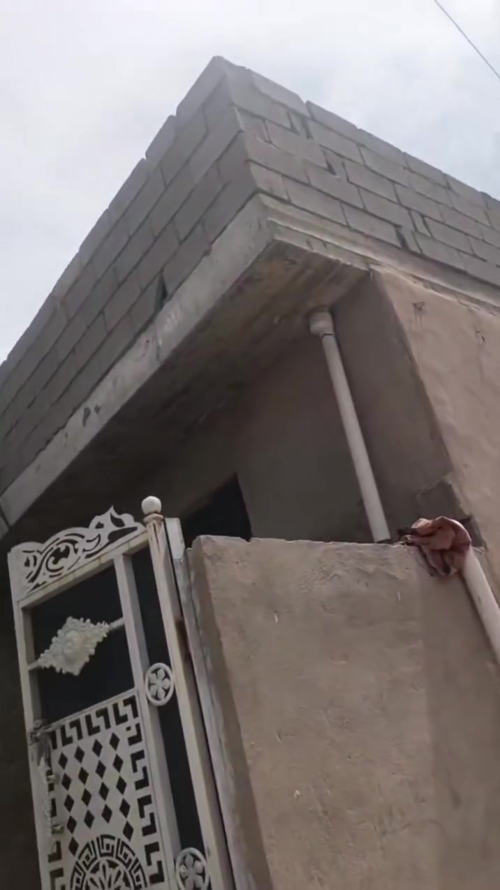 يالله السلام عليكم بيت للبيع الحميدية قرب سيطرة الحميدية 
من تجي من تقاطع كسرة وعطش تعبر سيطرة الحميدية ثالث فرع على ايدك اليسرة 

المساحه 180 متر بناء جديد قبل سنه بنيته 
يحتوي على غرفتين 5-5 صاله 7-4 ستقبال 7-4 
صحيات وحمام البيت صب مسلح كامل من كلشي السطح مزفت 
مي وكهرباء ومجاري خير من الله  منطقه حلوه وناسها طيبه الله يشهد 
نقص البيت بس ارضيه وسيراميك مطابخ حار وبارد 
السعر 70وبي مجال 
رقم الهاتف ***********
