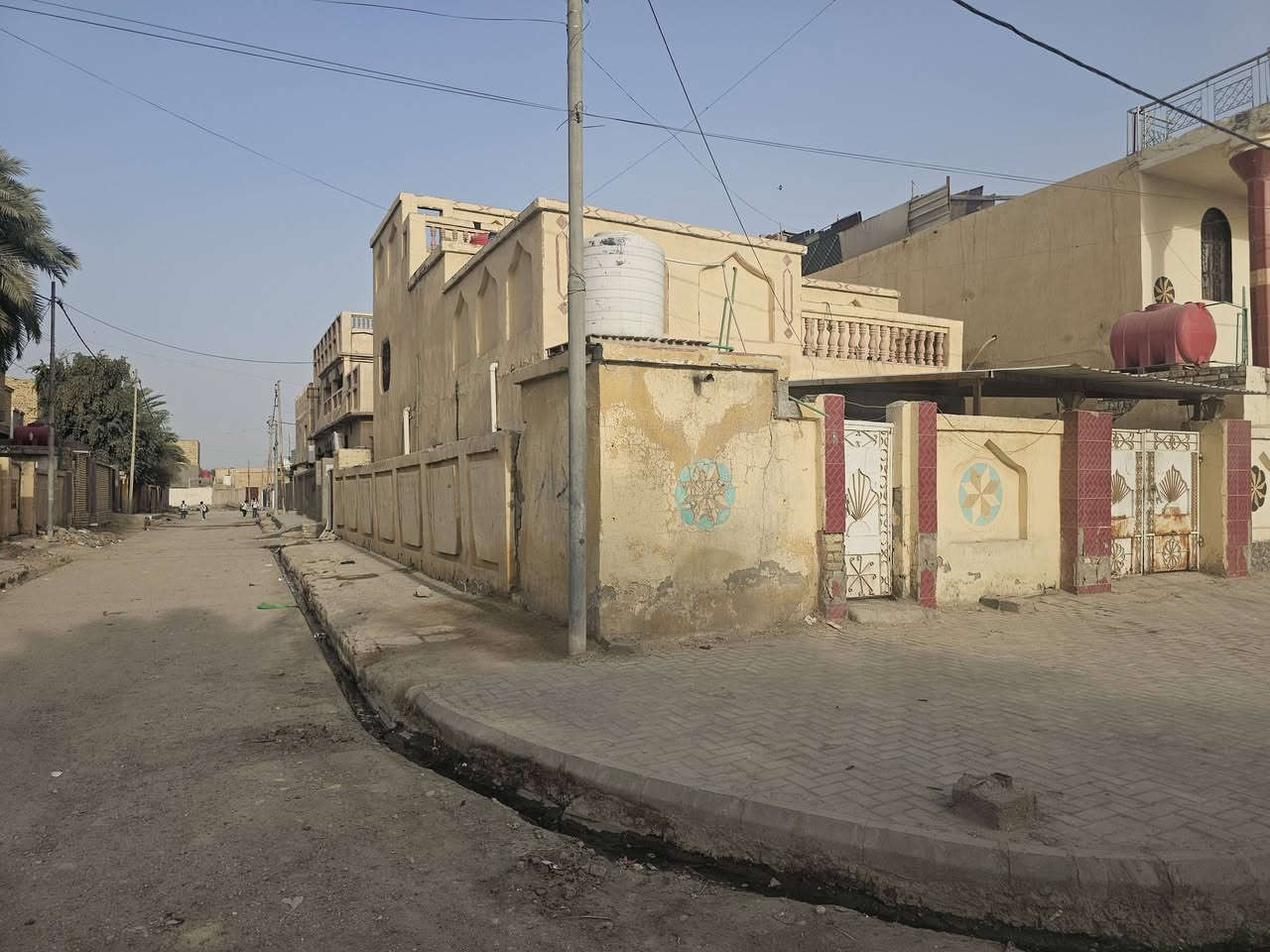 دار للبيع مساحته الدار ٢٠٠ متر يفتح على ثلاث شوارع صب كونكريت الطابق الأول يحتوي على غرفيتن وصاله وهول و براني و طابق الثاني على غرفتين عكاده  مكان الدار قرب مجمع احمد التوبي حي العسكري للاستفسار اكثر اتصال على الرقم التالي ***********
