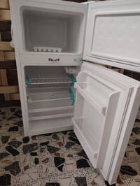ثلاجه حجم الصغير مثل ماشوف بل صوره نضافه ٩٧ السعر ١٠٠ وبيه مجال اتصل و...