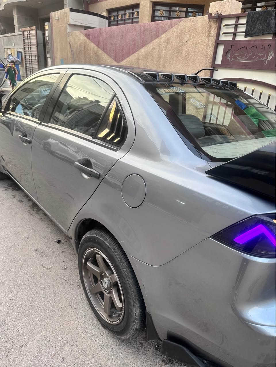 السلام عليكم 
لانسر ميتسوبيشي قرش خليجي 2016 
السيارة تخبل كلشي مبدل بيها جديد صدر جديد تخم تاير صار شهرين من مبدلة بلكات جدد فلاتر جدد دهن جديد السيارة تاخدها جاهزة وكاملة كير ومكينة مكفولات والسيارة ماشية قليل 69000 كيلو قابل للزيادة بيها تلحيضات بسيطة جداً بالكشر 
مكان السيارة بغداد بغداد الجديدة رقم جديد . 
السعر 110 وبيها مجال للطيبين 
*********** بغداد, العراق
