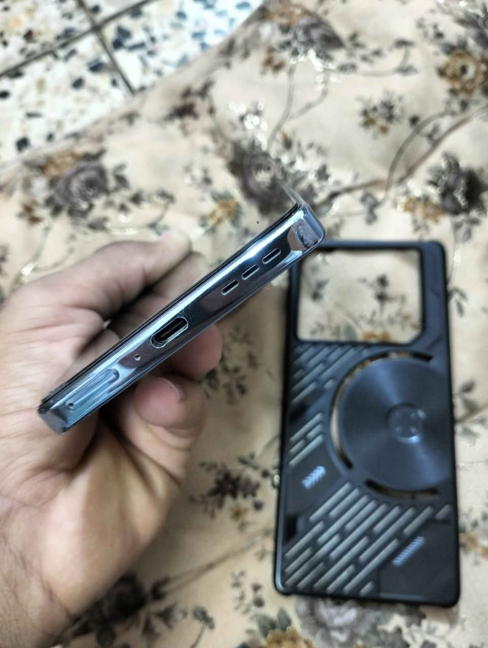 للبيع: وحش الألعاب Infinix GT 20 Pro 5G ⚡
يا الله، للبيع جهاز انفنكس جيتي 20 برو فايف جي (Infinix GT 20 Pro 5G). الجهاز غني عن التعريف، مصمم خصيصاً للألعاب والأداء العالي وبشكل خورافي مع إضاءة الـ RGB الخلفية التفاعلية.
⚙️ المواصفات الخارقة للجهاز:
المعالج: العملاق ميديا تيك Dimensity 8200 Ultimate (4nm) – طيارة بالألعاب وسلاسة مو طبيعية (يدعم فريمات عالية بلعبة ببجي وسلس جداً بدون حماوة).
الشاشة: شاشة عملاقة بمقاس 6.78 إنش AMOLED بمعدل تحديث 144Hz (أسرع وأسلس شاشة بهيج فئة سعرية، الألوان والسطوع تحت الشمس يجنن).
الذاكرة والتخزين: 256 جيجابايت مع رام 12 جيجا (وتكدر توصله لـ 24 جيجا مع الرام الافتراضي) – انسى شي اسمه تعليق أو بطء.
الكاميرا الأساسية: بدقة 108 ميجابكسل مع مثبت بصري (OIS) – تصوير 4K واضح وصافي.
الكاميرا الأمامية (السيلفي): 32 ميجابكسل لصور سيلفي قوية.
البطارية والشحن: بطارية ضخمة 5000 مللي أمبير تدعم الشحن السريع بقدرة 45 واط (يشحن بلمح البصر).
الصوت: سبيكرات ستيريو مزدوجة بتناغم من شركة JBL – صوت مجسم ونقي يفيدك بتحديد الاتجاهات بالألعاب.
📱 حالة الجهاز وملحقاته: الجهاز كامل ملحقات و الجهاز بحالة جدا ممتازة جدا نضيف كارتونة و شاحنه و حافضة و كيبل و كلشي مناقصة الجهاز للبيع فقط السعر  (350)  و بي مجال حك الجية احسب حسابك ماخذ جهاز جديد جدا 
المكان بغداد الغزالية 
الرقم وتساب متواجد و اتصال *********** بغداد, العراق
