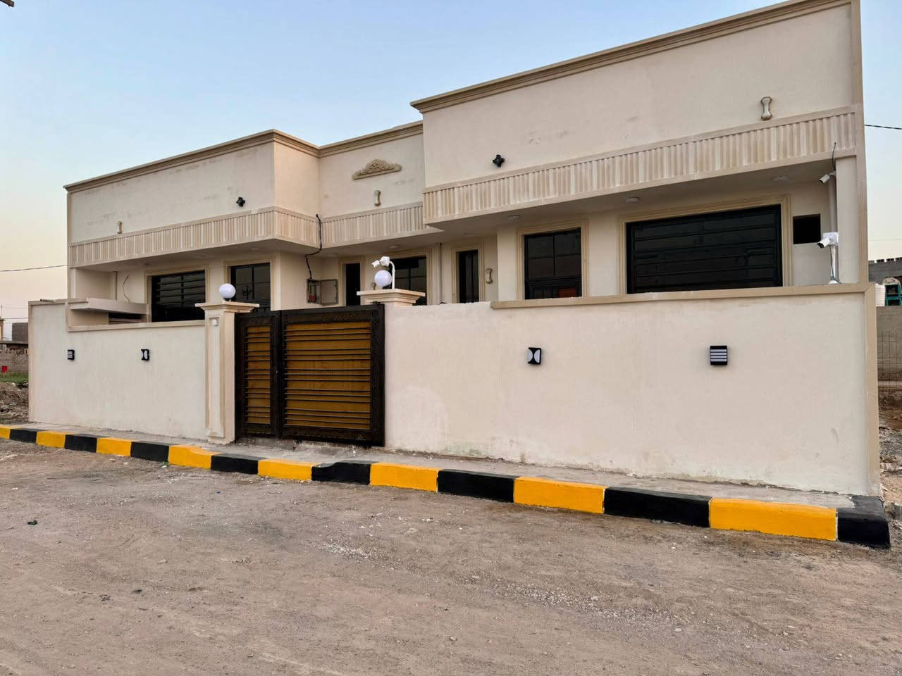 دار للبيع مساحة 165متر مربع. ركن
غرفتين نوم وصالة واستقبال ومطبخ وحمام 
حواس خلف حسينيه حواس الفرع الثاني 
***********
