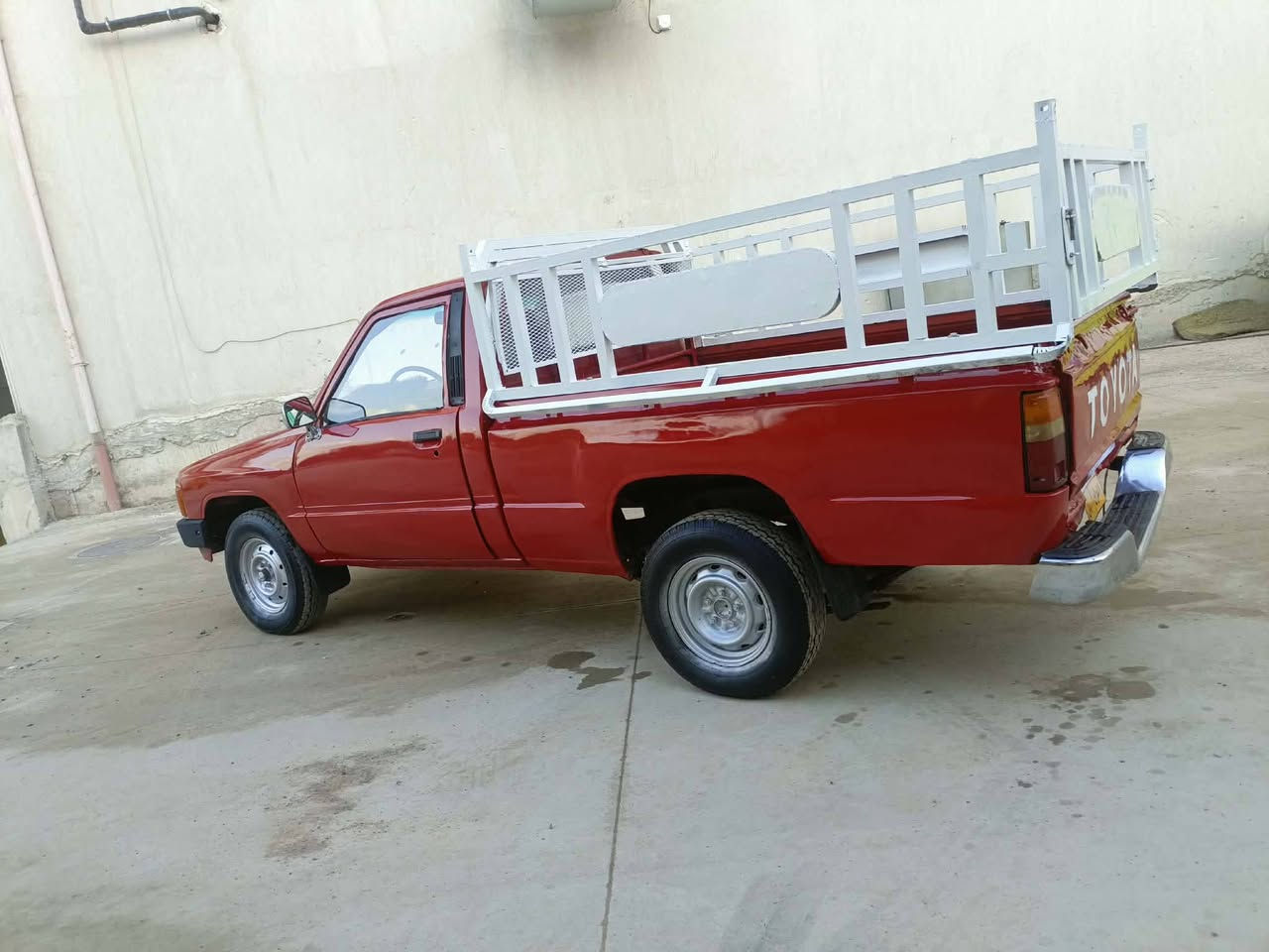 توێتا پیکاب بۆ فرۆشتن مۆدێل 1985 سەنەوی بوە پێشتر بەڵام ئێستا هیچی نیە سەنەویەکەی گم بوە گێڕو مەکینەو ئەکسل بەشەرت تەقەو ڕەقەی بەشەرت چوار تایەی تازەی لەژێرە تازە بۆیاخ عام کراوە زەڕبەو لێدرانی نیە ماڵی دۆست و کاسپیە سعری 25 وەرەقەو کەمێک مەعمەلە شوێن کەلار موشتەری نیت شێتم مەکە ***********
***********
