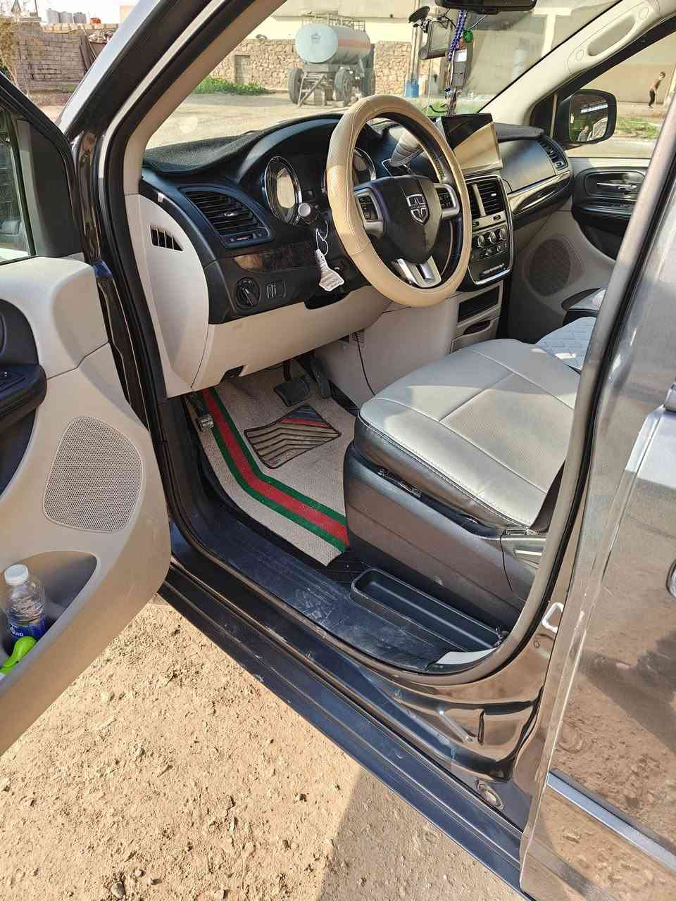 سلام عليكم للبيع 2011كلين سيارة جديدة من كل شي بيبان كهربائي صندوق كهربائي تبريد ثلاث قطعات محرك ما مفتوح شرط و كير شرط رقم نينوى جديدة ماشي 163الف سيارة مال منتسب بس يروح  بيها لدوام حاليا مكان بغداد سعر 145/
***********بي واتساب
