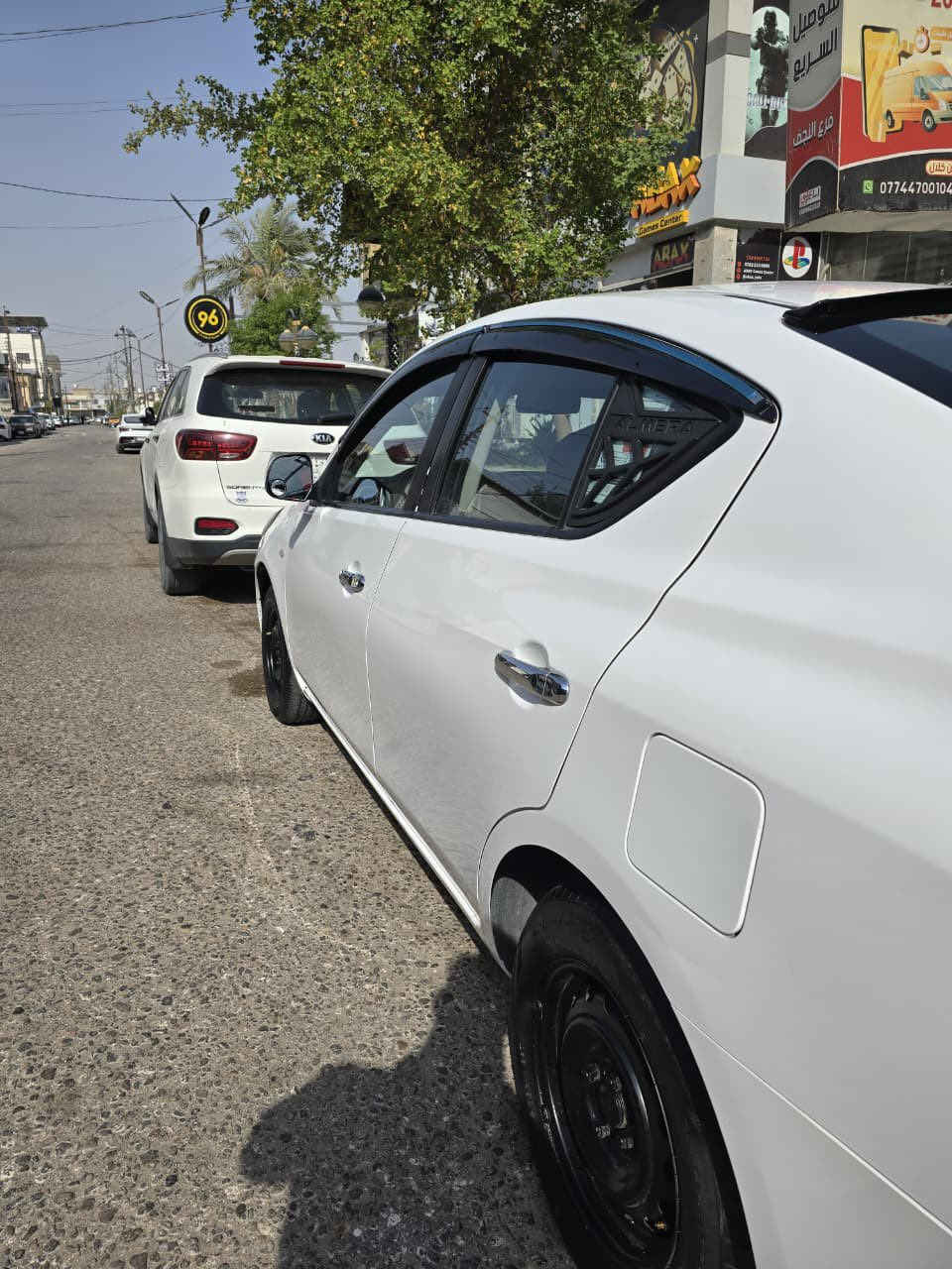 سلام عليكم 
سني هندي .
م 2020 .
شاشة.
كامرة خلفية .
يدات نيكل .
حساسات .
تحكم ستيرن .
لايتات LED.
إنارة داخلية.
دوشمة داخلية .
حدادية ب الكامل نيسان سنترا ياباني .
سيارة ماشية 120 الف 
بيه صبغ ب الهلال الجاملغ  الخلفي شبر  وشويه من الباب اقل الإصبع  وجاملغ أمامي  بارد 
سعر 100 وبيه مجال بسيط مكاني نجف 
الرقم :***********
