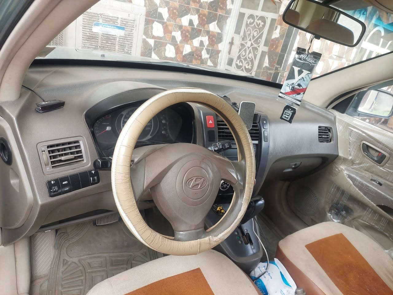 صبحكم الله بالخير والعافية وكل عام وانتم بالف خير 
سيارة توكسان ٢٠٠٦ رقم بغداد مكينة ٢٠٠٠ (بأسمي )تبريد شغال  تخم تاير محرك لاتنقيص لاتبخير جاهزة من كلشي السعر 95 ورقة للاستفسار الاتصال 
***********
***********
او مراسلة الصفحة
