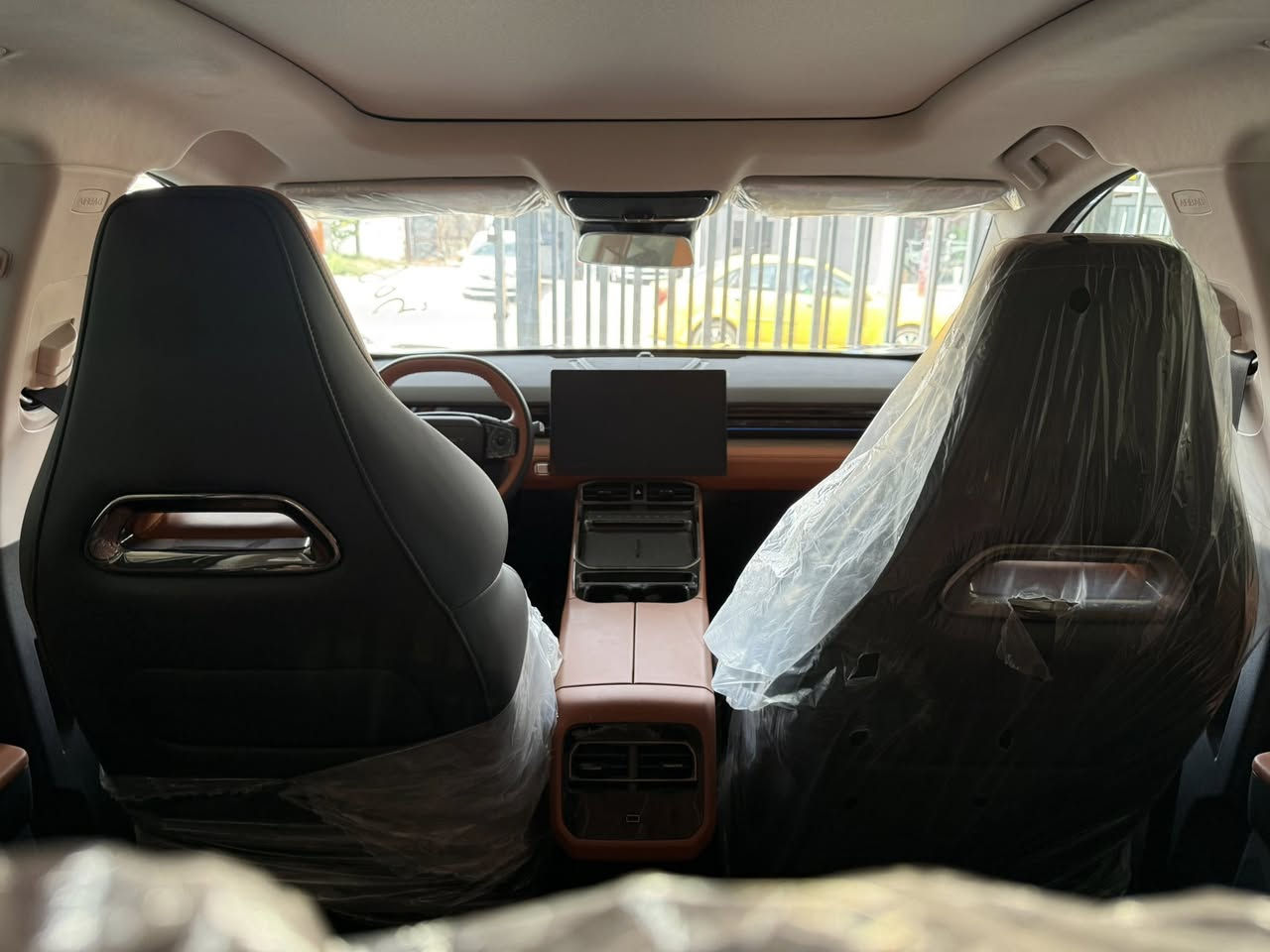 ‎سوئيست S06 1.6L PREMIUM

‎العداد: صفر كيلو متر

‎المحرك: 4 أسطوانات 1.6L  تيربو 197 حصان
‎العزم (نيوتن-م.): 290
‎ناقل الحركة: اوتوماتيكي دبل كلاتش من 7 سرعات
‎استهلاك الوقود: 8 لتر لكل 100 كم

‎الضمان الأساسي: 6 سنوات أو 200,000 كم (أيهما أولا)
‎ضمان المحرك: 10 سنوات أو 1،000،000 كم (أيهما أولا / للمالك الأول)

‎السعر: 26,900,000 دينار عراقي (بدون رقم) 

‎المواصفات:
‎*إطارات قياس 20 إنچ
‎*فتحة سقف بانوراما 1.1 م
‎*شاشة عرض ترفيهية قياس 15.6 إنچ
‎*شاشة عدادات رقمية قياس 10.25 إنچ
‎*مقصورة الركاب من الجلد الفاخر
‎*مقعد السائق والراكب كهربائي
‎*مقاعد السائق والراكب مبردة
‎*كاميرات محيطية 540 درجة
‎*مثبت سرعة مع رادار تفاعلي 
‎*نظام مراقبة النقطة العمياء 
‎*نظام تحذير مغادرة المسار
‎* نظام المساعدة للبقاء في المسار
‎*نظام الكبح التلقائي في حالة الطوارئ
‎*نظام القيادة شبه الذاتية
‎*نظام الفرامل اليدوية الاوتوماتيكي Auto hold 
‎*نظام التحكم بنزول المنحدرات
‎*حساسات أمامية
‎*حساسات خلفية
‎*نظام التحذير من التصادم الأمامي والخلفي 
‎*نظام ابل كار بلاي واندرويد أوتو لاسلكي
‎*نظام صوتي متطور 8 سماعات من Sony 
‎*بلوتوث / هاتف السيارة
‎*إنارة محيطية لون ازرق
‎*إنارة ترحيبية
‎*صندوق كهربائي 
‎*المرايا الجانبية قابلة للطي كهربائياً ومدفئة
‎*مصابيح أمامية أوتوماتيكية LED مع مصابيح نهارية LED
‎*نظام التحكم الذكي بالإنارة العالية
‎*نظام تقنية الهواء بالايونات PM2.5
‎*فلتر تنقية الهواء (N95)
‎*دخول ذكي (بصمة)
‎*تشغيل عن بعد
‎*خاصية إغلاق الشبابيك وفتحة السقف عن بعد 
‎*شاحن هاتف لاسلكي سريع
‎*ماسحات الزجاج الامامي مع حساس للمطر
‎*مسند الذراع الوسطي مع ثلاجة
‎*وضعيات قيادة متعددة 
‎*نظام مراقبة ضغط الإطارات
‎*وسائد هوائية امامية وجانبية عدد 6

‎للمراجعة والاستفسار:

☎️***********
☎️***********
☎️***********
#معرض_الفرقان_لتجارة_السيارة
#بغداد_الكريعات_نهاية_شارع_الوقف
