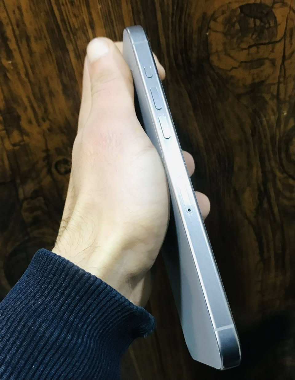 آيفون 15برو ماكس
لون تيتانيوم
بطارية 🔋 87
ذاكرة 256
دبل سيم 
كلو شرط بس الظهر مثل ماموضح بل صوره 

***********
