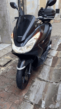 السلام عليكم شباب
للبيع دراجة pcx 2017 جيل ثاني 
مال رمبة الدراجة مكمركة اوراق موضحه 
بالصور جديد لوك بشرط 

لون نيلي صدفي مميز 
حجم المحرك 125cc 
عداد المسافة 25 الف حقيقي 
كاسحة صدار جديد 
جنطة ماركة چيفي اصليه حجم كبير 
والقاعده اصليه مالتة 
قاعده مال تليفون اصليه 
تايرات خلفي امامي بخط شركة 
حساس زدحام + ستان كهربائي 
عده الاسباين كاملة 
اوراق كاملة من صفر للياء 
ياباني JF56 - 1211506 
دراجة كفاله كشر مكينة كفرات 
بالعافية ع ياخذها جديده بشكل 

اي ستفسار متواجد خاص او واتساب 
رقمي *********** 

العنوان النهظة شارع شيخ عمر 
قرب باچة الحاتي
