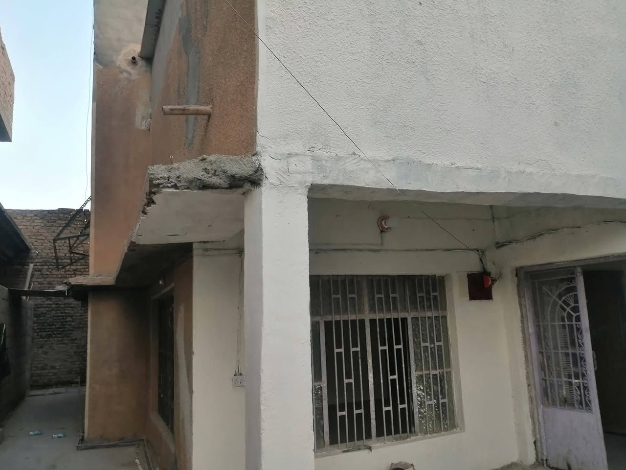 بيت للأيجار يتكون من طابقين ٥ غرف   قرب مدرسة الجاحظ قرب تانكي الماء سعر الايجار ٣٥٠ الف للاستفسار ***********واتساب
