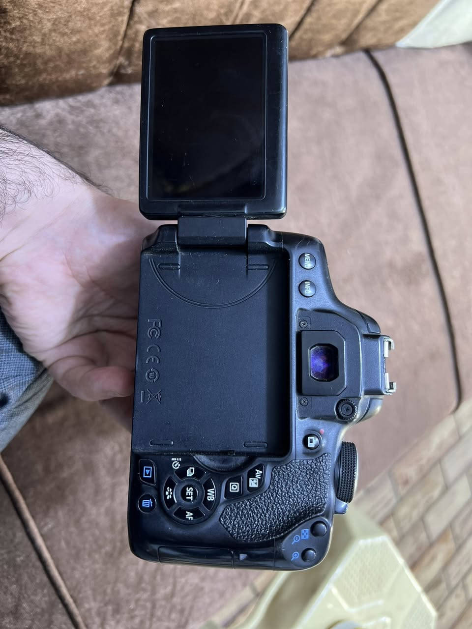 كاميرا كانون D750
ملحقاتها 
بدي
عدسة 18.55
بطاريات عدد 2
شاحنة مزدوجة
حزام كتف
جنطة هدية
سعرها ٤٥٠ الف وبيها مجال بسيط 
مكاني بابل - الحلة 
للاستفسار ماسنجر او واتساب ***********
