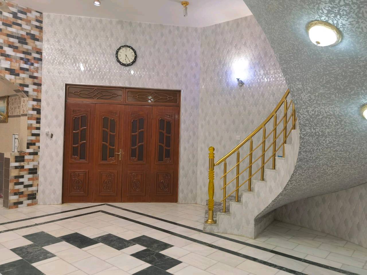 السلام عليكم 
مزرعه مساحته 1225و بيه فله مساحته 350 و كراج واسع تحتوي الفله على 3 غرف نوم حمام عدد 2 صاله  و مطبخ حار و بارد 
العنوان الناصريه السفينه شارع السلام 
السعر 660 مليون 
***********