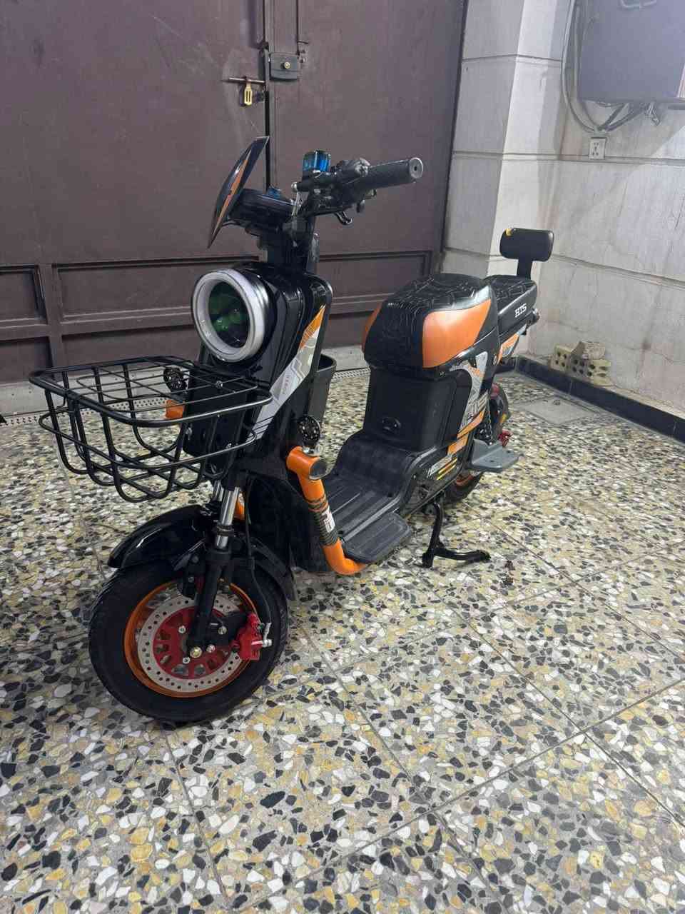 السلام عليكم
دراجه شحن x900 
دراجه ما بيه اي نقص مفتاحين وبصمتين وشاحنه اصليه 
موديل 25  باتريات 5 كبار
مكاني بغداد الامين الثانيه
السعر 375
***********
