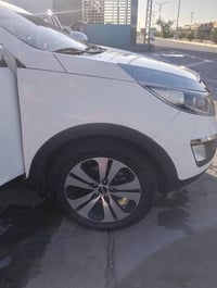 عندي ويل كب اتخم اصلي  كيا سبورتج حجم 18  والتايرات نضيفات  سعر 400 ال...