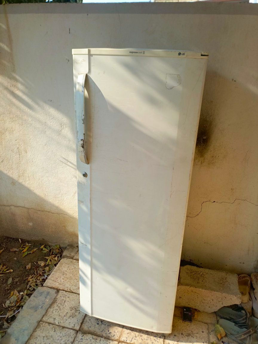 سلام عليكم 
ثلاجه  LG حجم 12 شغاله وعل فحص 
مكاني بغداد الراشديه ***********
 السعر100
