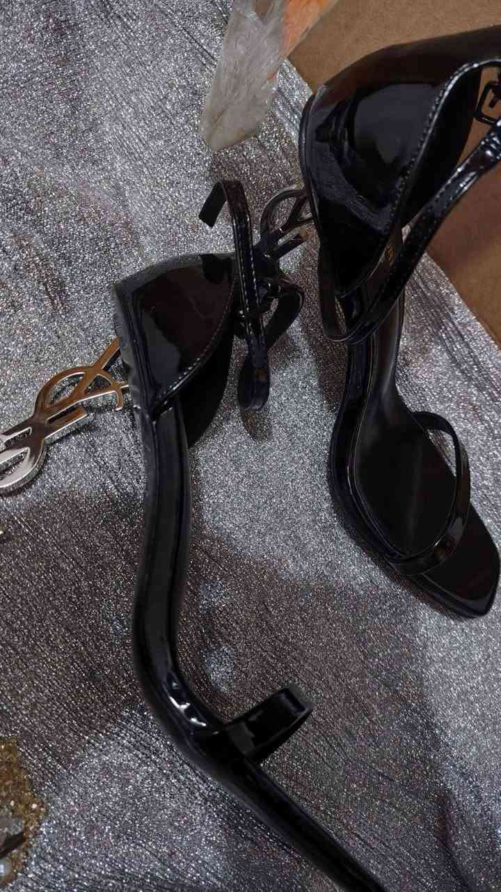 كعب جديد ماركة ماملبوس قياس 38ب 25مع التوصيل الي تريدة تراسل واتساب ***********
