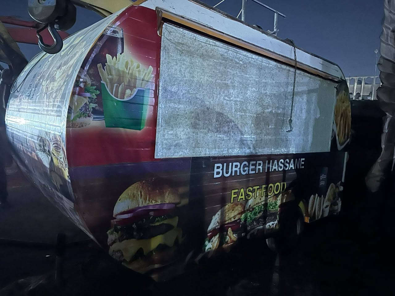 كرفان مطعم سحب ٣.٥×٢.٥ كامل مطعم يحتوي على شوايه بركر وقلايه كامل *********** مكاني البلديات قرب سيطرة ساحة الحمزه ...
