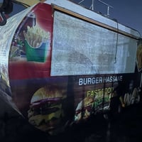 كرفان مطعم سحب ٣.٥×٢.٥ كامل مطعم يحتوي على شوايه بركر وقلايه كامل ٠٧٧١...