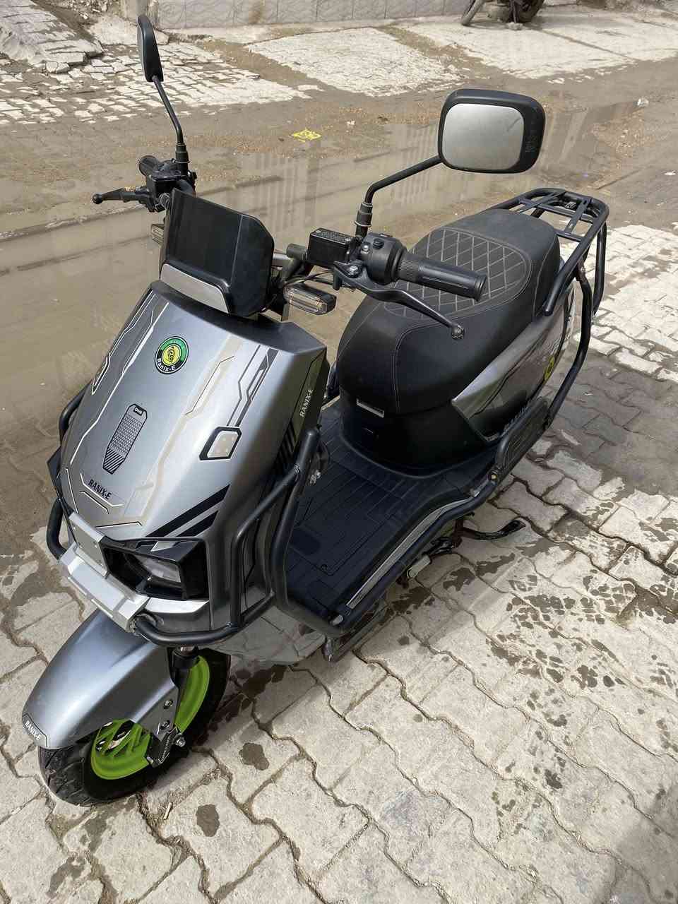 السلام عليكم
دراجه شحن للبيع 
النوع ماتركس مدرعه 
المواصفات …
6بطاريات  3 سرعه
السرعه 100 
بصمه + دبل سويج 
نظام P  امان الدراجه
نظام R للرجوع للخلف
جوزه قطع ناريه بلكامل 
شاشه دجتال  
الشحنه الكامله تمشيك 50 كيلو
وبعد مواصفات الشحن المعروفه
دراجه خير من الله ونظيفه 
السعر 700 الف 
العنوان الحريه او ساحه عدن 
رقم الهاتف …
***********
