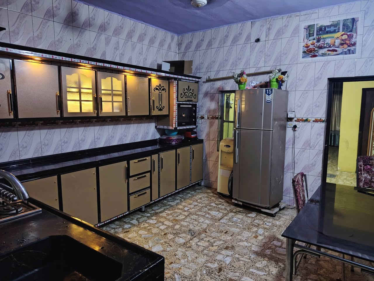 بسم الله الرحمن الرحيم
إعلان بيع بيت
الموقع:بيت حي طارق الوصط 300، طابو صرف باسمي، اول فرع.
المواصفات:
ستقبال كبيره كما موضح 

الواجهة: 12 متر
النزال: 25 متر
يحتوي على صحيات خارجية
حديقة كبيرة وكاملة كما موضح بالصور.

الطابق الأول:

3 غرف نوم كبيرة
صالة كبيرة مع ترك مساحة كبيرة
حمامات داخلية
استقبال كبيرة

الطابق الثاني:

2 غرف
صالة
حمامات داخلية

ملاحظات:

البيت جديد وبناء متين.

للاستفسار:
للمهتمين بالشراء، يرجى الاتصال على الرقم: ***********
السعر مناسب. ونحن في خدمتكم.
