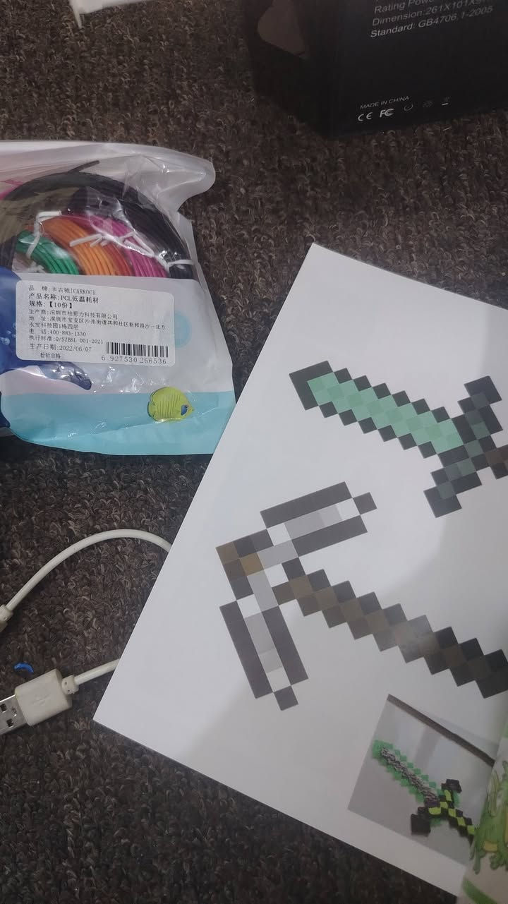 السلام عليكم للبيع قلم طباعة ثلاثي الأبعاد (3D Printing Pen) مميز وممتع جداً للاهداء والتسلية لتنمية الإبداع والمهارات اليدوية.

تگدر ترسم بيه بالهواء وتسوي مجسمات ثلاثية الأبعاد (ألعاب، بيوت، زينة، أو تصليح أشياء بلاستيكية مكسورة). مناسب جداً للأطفال ومحبي الأعمال الفنية
جديد مع كامل ادواته سعره 20 الف فقط
واتساب ***********
