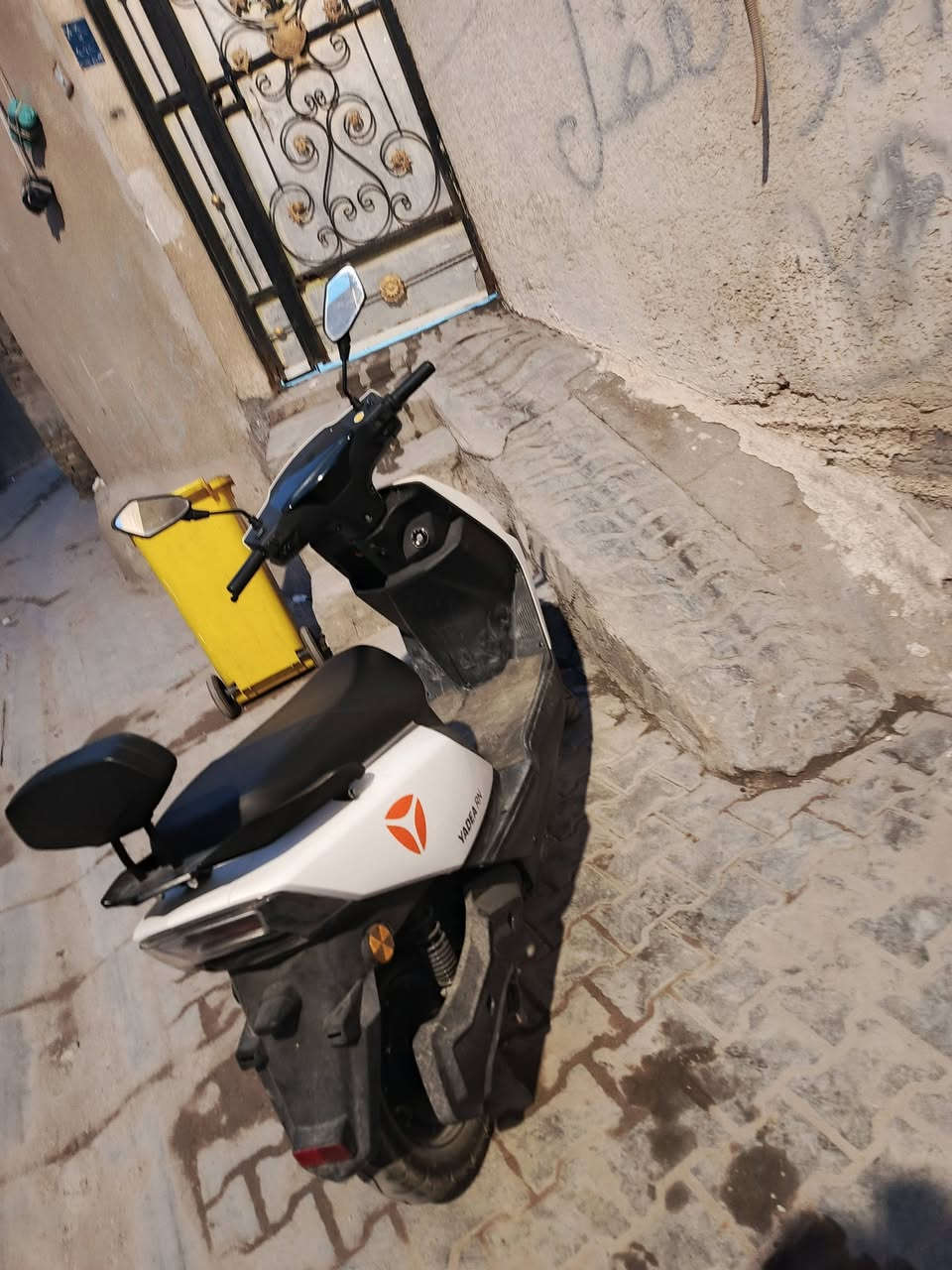 دراجه شحن ياديه ام الضمان سنتين بالك مرتاح اي عطل بيها تروح للشركه مواصفاتها سرعتها 50 حقيقي رجوع الى الخلف سرعتين دراجه جديده بمعنى الكلمه ماصارلها شهرين عدنها المسافه تقطع 55 كيلو *********** رقم صاحب الدراجه
