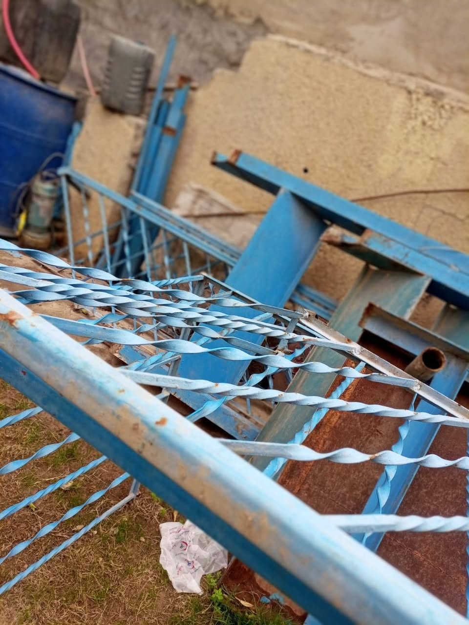 السلام عليكم درج حديد ستاندر قوي شيلمان للبيع بي محجر وساحة وسطية بين الدرجين السعر ب250 وبي مجال بسيط حك الجية للاستفسار الاتصال على الرقم ***********
