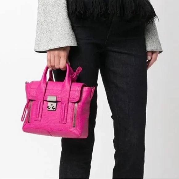 هذه حقيبة يد من طراز "باشلي" (Pashli Mini Satchel) بلون الفوشيا الزاهي من  ماركه 
فيليب ليم.
 قطعه راقيه


**إذا كنت صاحب هذا الإعلان وتريد حذفه لأي سبب، رجاءا أرسل رسالة إلى الدعم الفني**