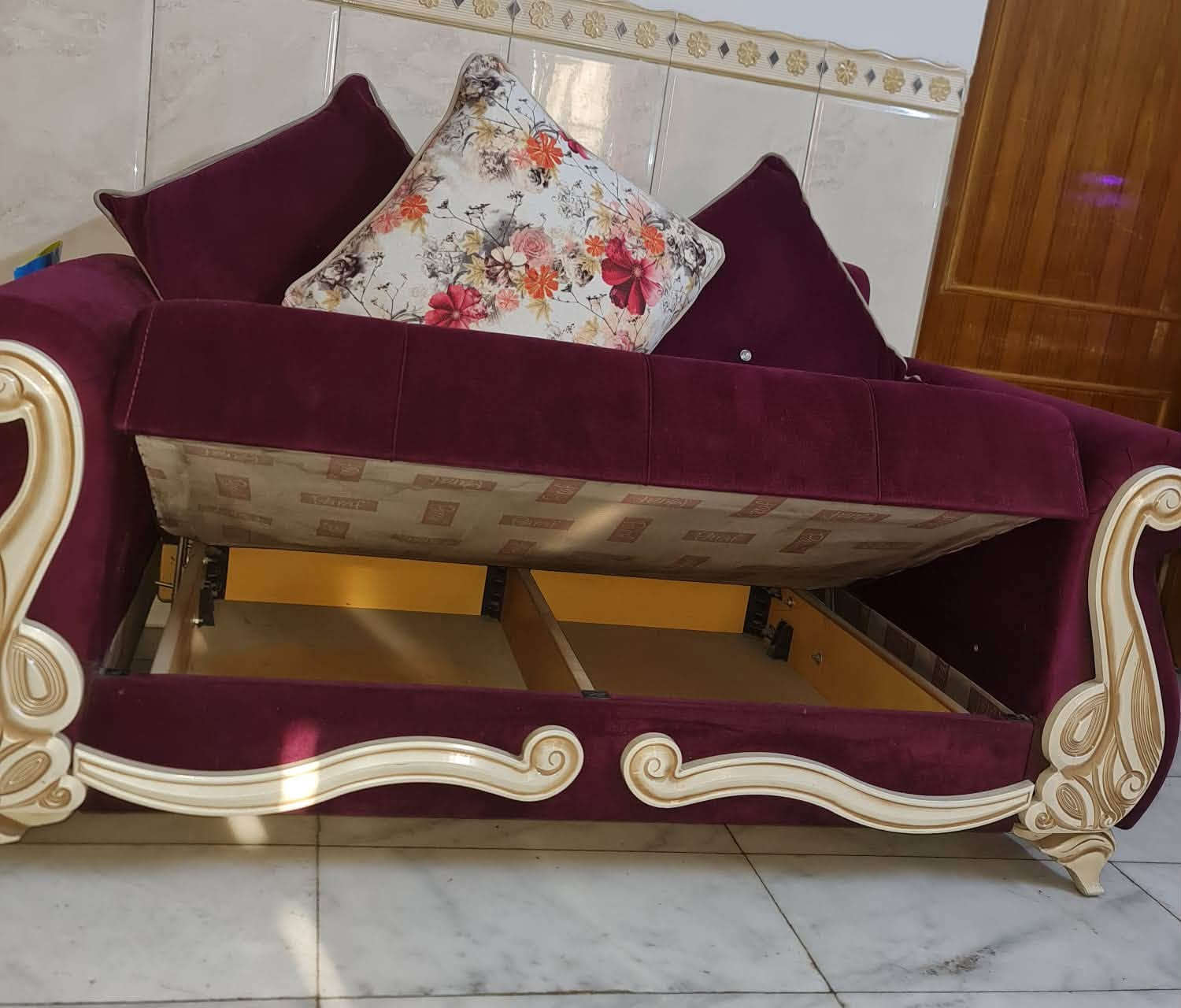 السلام عليكم
للبيع تخم تركي 7 مقاعد سرير و مخزن لون ارجواني نظيف جداً السعر 550 و بي مجال مكاني البياع ***********
