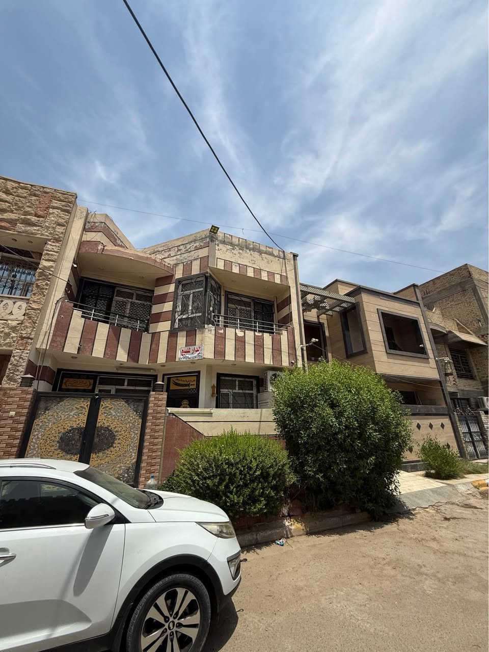 العقار للبيع العنوان بغداد الجديده الشارع العام فرع مطعم الدامياء عرض الشارع 20 متر المساحة 132 الواجهة 8 النزال 16 ونص بناء حديث 2017 البيت مدخلين استقبال ومطبخ وصاله و5غرف نوم وصاله مفتوحه في الطابق الثاني والصحيات 3 مثل ما موضح بل الفديو الاستفسار اكثر الاتصال على الرقم
*********** بغداد, العراق
