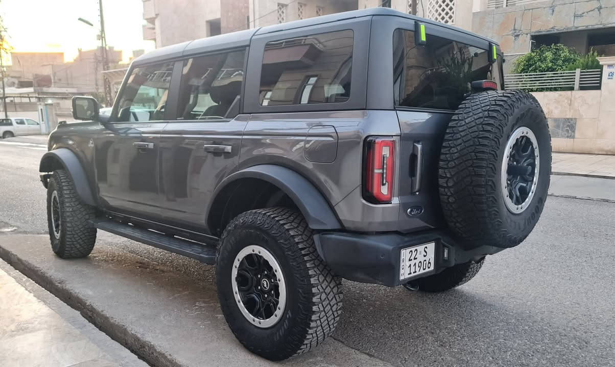 السلام عليكم 
من رخصة الادمن

فورد برونكو اوتربانك ساسكواتج
Ford Bronco Outer banks SASQUATCH 
Full option 
V6 - 2.7 2023
مكينة 6 سلندر توربو
تايرات ٣٥ انج من الشركة
قفل الاكسلات الخلفية و الامامية و مودات قيادة مختلفه
السيارة تجي اعلى من الشركة
دعامية حديد و درع الكييس
شاشه وتحكمات
 ماشية 8,500 مايل بوضع الزيرو
بدون رصع و شخوط 
كامرات ٣٦٠ و شاشه كبيرة
كشنات جلد و تدفئه و كهربائي
حساسات خلفية و امامية
مري كهرباء
رادار
كروز سرعة
اشاير بل مري
تشغيل عن بعد
حادث جاملغ امامي فقط و بدون ايرباك
سعر  43500$ وبيها مجال 
للاتصال ***********
