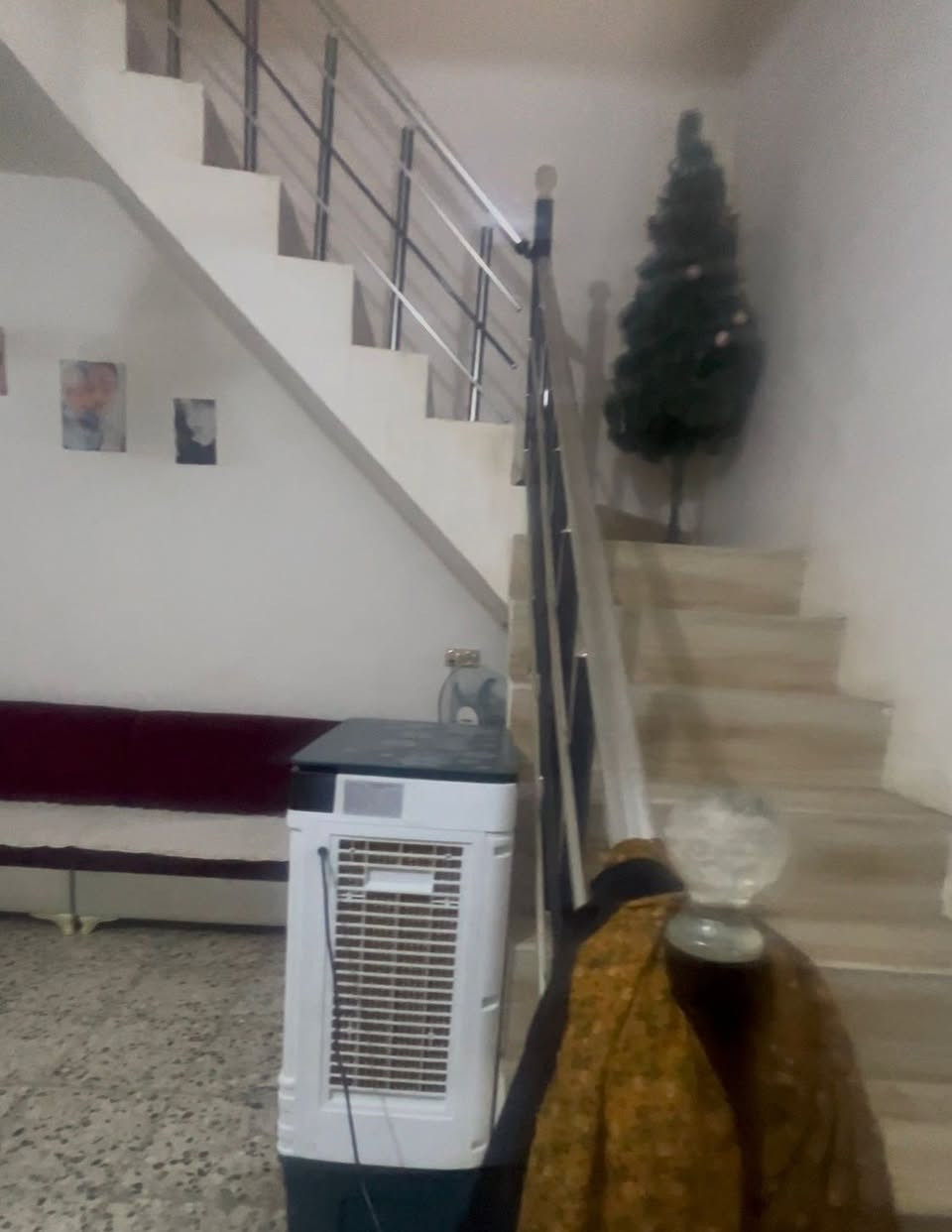 🏠 مشتمل للبيع (طابو صرف) - موقع مميز وكامل الخدمات 🏠
يعلن مكتب الشمري للعقار عن عرض مشتمل حديث وجاهز للسكن، بمواصفات ممتازة وموقع مخدوم بالكامل.
📌 المواصفات العامة:
المساحة: 130 متر مربع.
السند: طابو صرف (ملك صرف).
الموقع: شارع 80، خلف الصيدلية النموذجية.
الوضع العام: البيت عالي ومرتفع عن مستوى الشارع.
✨ الخدمات المتوفرة:
خطوط إسالة (مياه) مستمرة.
شبكة كهرباء وطنية + خط مولدة.
المنطقة مخدومة بالكامل وقريبة من الخدمات.
💰 تفاصيل السعر وآلية الدفع:
البيع يتم بطريقة مريحة (تطلوعة + تكملة أقساط المصرف):
التطلوعة (النقد المطلوب): 50 مليون دينار عراقي (وبي مجال للشراي الصامل).
المبلغ المطلوب للمصرف: 83 مليون دينار.
طريقة التسديد: أقساط شهرية مريحة بقيمة 500 ألف دينار فقط شهرياً.
📞 للمراجعة والاستفسار:
مثل ما موضح بالصور، للاستفسار يرجى الاتصال على الرقم:
📱 ***********
📍 مكتب الشمري للعقارات
