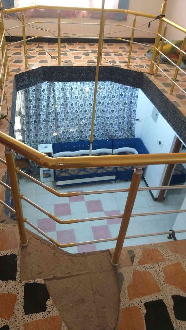 السلام عليكم دار سكن للبيع طابقين اربع غرف نوم بالقرب من المدارس وبالقرب من شارع الصب في الكوت منطقة حي الحكيم نزلة الوائلية مساحتة 240م وشارعة 10م البناء طابوق درجة اولى والسقف صب مسلح والارضية والجدران سيراميك ويتكون البيت من اربع غرف نوم وصالتين واستقبال ومطبخ وصحيات داخلية وخارجية ومرقم من قبل البلدية ومتوفرة كافة الخدمات السعر 80 وبي مجال الاستفسار الاتصال على هذا الرقم ***********
