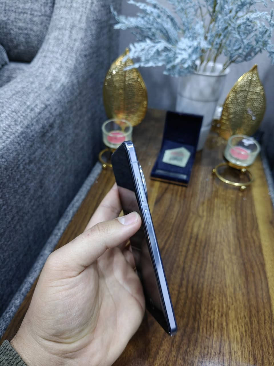 سلام عليكم
للبيع فيفو X200
اللون المميز 
الشاشة:6.67  - 120 هرتز - AMOLED

الذاكرة:512/12

الكاميرا من زايس 50 + 50 + 50 

المعالج:Mediatek Dimensity 9400 

البطارية 5800 سيلكون كاربون  - 90 واط
بطارية 99% 
نظافة 100% 
بدون ملحقات 
السعر 625 وبي مجال 
مكاني نجف توصيل متوفر
***********
