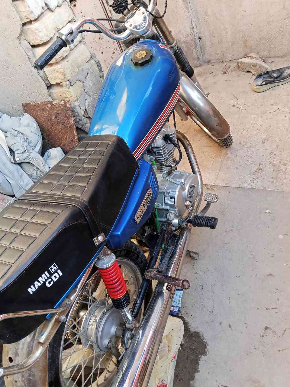 سلام عليكم اخوان دراجه للبيع ادوات اكفلك سرقه بس الدراحه نضيفه وجديده ماصار هواي من معمريها ما مفتوحه المكينه  مكاني البصره ابو الخصيب سعرها 675 وبيها مجال للشراي الي يريدها يراسلني وتساب ***********
