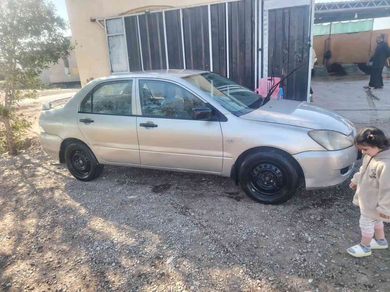 لانسر 2006 جارده باسمي رقم بغداد دولي هزه قبل شهر دخلته  تحويل ثاني يوم بلاديه لاخياس لاضربه فقط دحجة بالباب كهربائيات كله بلاديه بدون اي جطل محرك 1300 اقتصادي جدا تبريد تدفئه كله شغاله بدون اي نقص صدر نص عمر  65 ورقه وبيه مجال بسيط *********** عنوان ديالئ -هبهب
