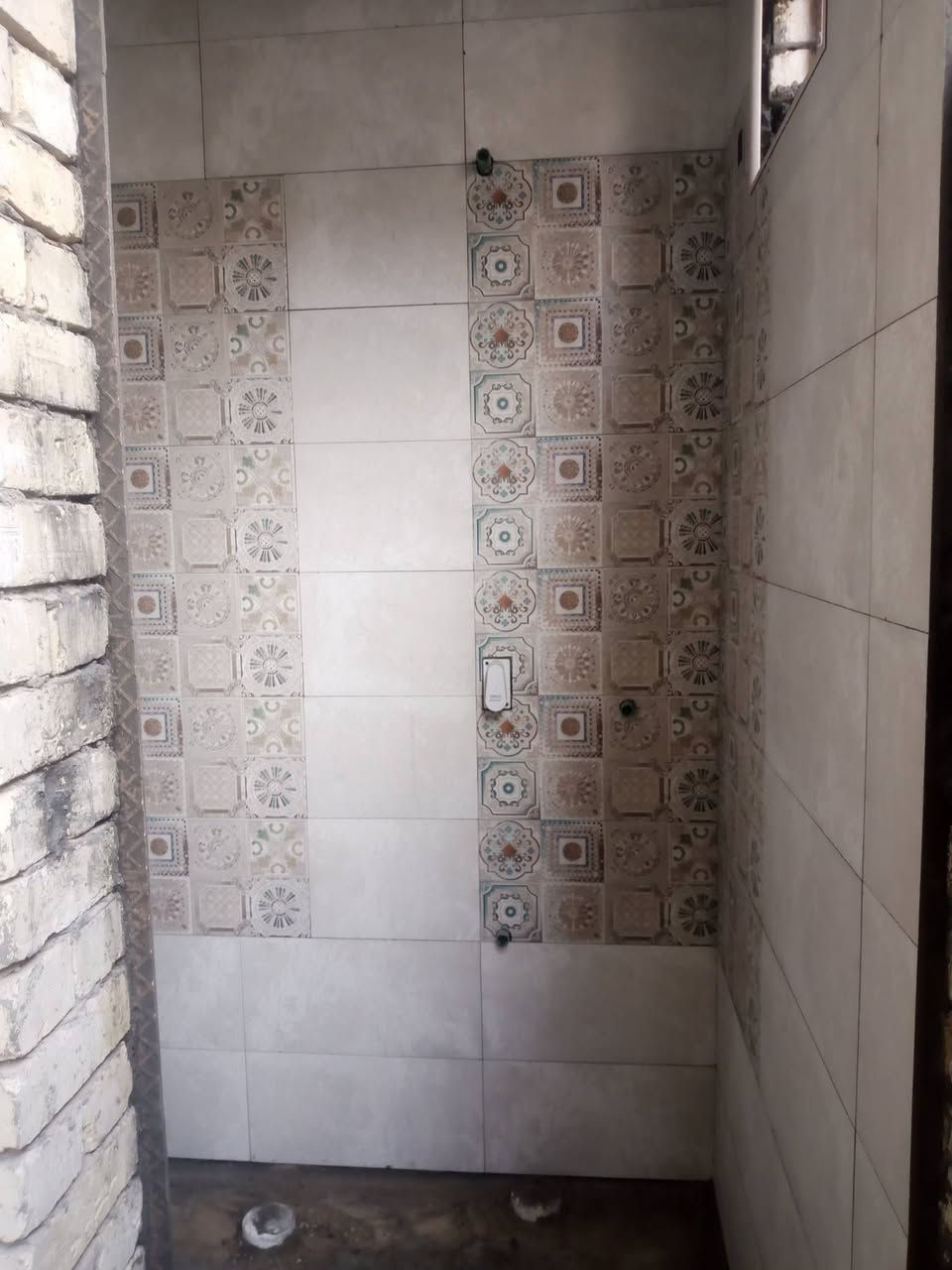 سلام عليكم خلفه سيراميك شغل درجه اولا متفرغ حاليا للتصال ***********

