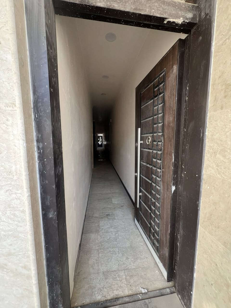 🏡منزل في بغداد الدوره شارع ابو طياره 🏡
منزل العمر بانتظارك – تصميم حديث ومساحة مستغلة بذكاء
بسعر مقبول  مع إمكانية تسهيل البيع عن طريق مبادره الاسكان 
• المساحة: 150 متر مربع. واجهتين ( زنجيل ) 
• التفاصيل الداخلية:
• عدد غرف النوم: 4 غرف واسعة
 (توزيع مثالي للعوائل الكبيرة). 🏡
• الحمامات: 4 حمامات (صحيات) موزعة لضمان الخصوصية والراحة.
• صالة استقبال واسعة + مطبخ واسع.
• المميزات الإضافية: * بناء حديث وتشطيبات درجة أولى.
🔥الفيديوهات بالتعليقات توضح جميع تفاصيل المنزل🔥
• موقع هادئ وقريب من افران الصمون والسوبرماركت ومن محل الخضراوات  
• واجهتين مميزة  وتصميم يوفر إضاءة طبيعية ممتازة.

للتواصل والاستفسار: [***********] 📞
