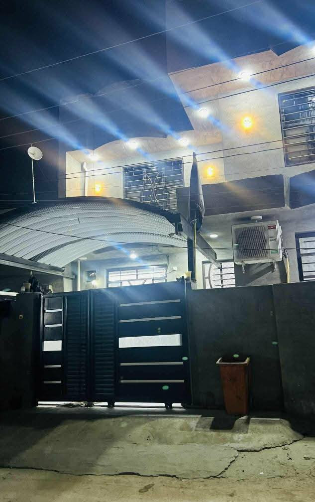 السلام عليكم عندي دار للبيع المساحه الكليه 200 متر طابو زراعي سند 25 تحويل مباشر باسم المشتري متوفره كل الخدمات حي الجزائر بناء حديث وجديد سعره165 وبي مجال الاستفسار  اتصل على رقم الهاتف‏‪***********‬‏
