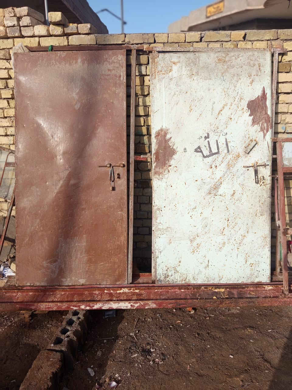 3 شبابيك متر ونص وبيبان 2 طلك وحده للبيع هذا رقمي ***********
