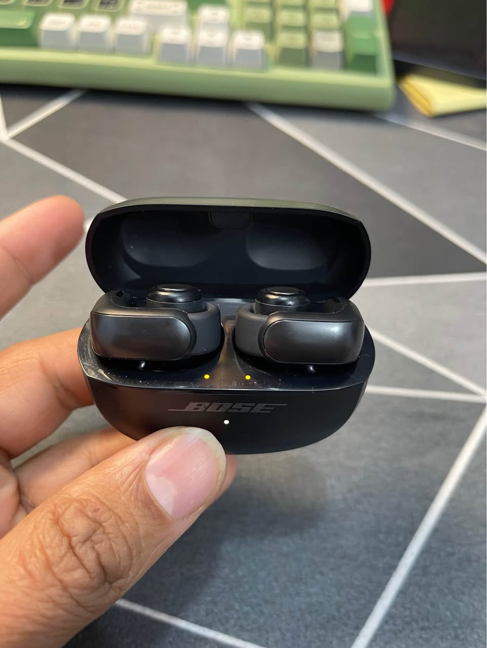 ايربود Bose Ultra Open Earbuds، وهي سماعات بلوتوث بتصميم مفتوح (Open-ear) يلتف حول الأذن. 
 
التصميم والراحة: تصميم فريد يشبه "كفة الأذن" (ear cuff) لراحة طوال اليوم وإبقاء الأذن مفتوحة لسماع المحيط الخارجي. 
تقنية الصوت: تستخدم تقنية Bose OpenAudio لتوجيه صوت غني ومفصل إلى أذنك دون الحاجة لإدخالها داخل قناة الأذن. 
البطارية: توفر ما يصل إلى 7.5 ساعة من وقت التشغيل (أو 4.5 ساعة مع تفعيل صوت Bose الغامر). 
المميزات الإضافية: مقاومة للماء بتصنيف IPX4، وتحتوي على أزرار تحكم مادية على الأسطوانة الخلفية. بغداد, العراق


**إذا كنت صاحب هذا الإعلان وتريد حذفه لأي سبب، رجاءا أرسل رسالة إلى الدعم الفني**