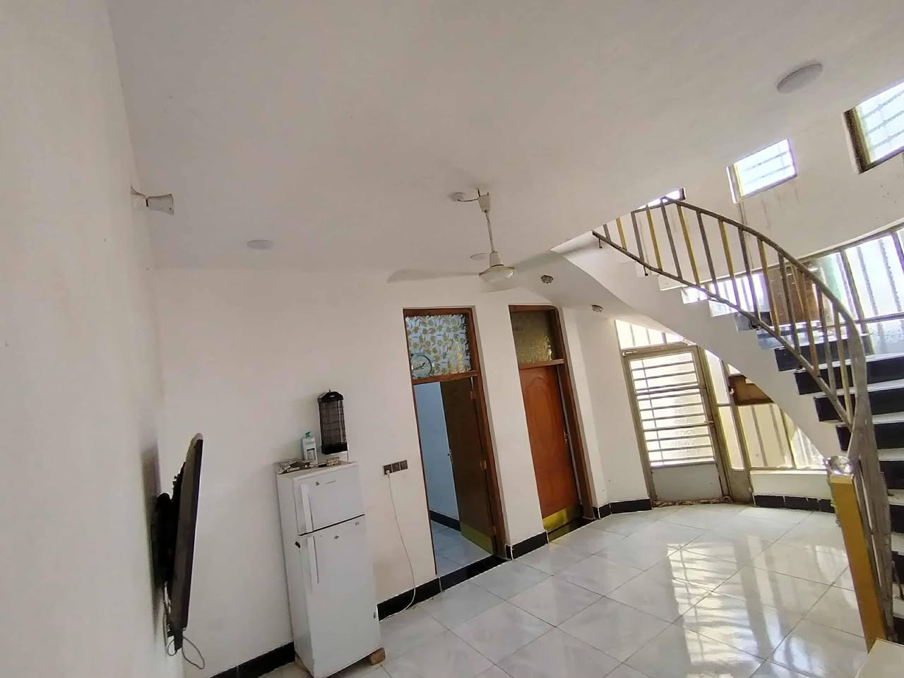 سلام عليكم بيت للبيع في مجمع الامير قرب مجمع الشاميه السكني م200 البناء 150م طابقين مسلح الطابق الثاني فرمستون بي 3غرف صاله وصحيات داخليه وخارجيه وستقبال ومطبخ ومنور للستفسار***********
