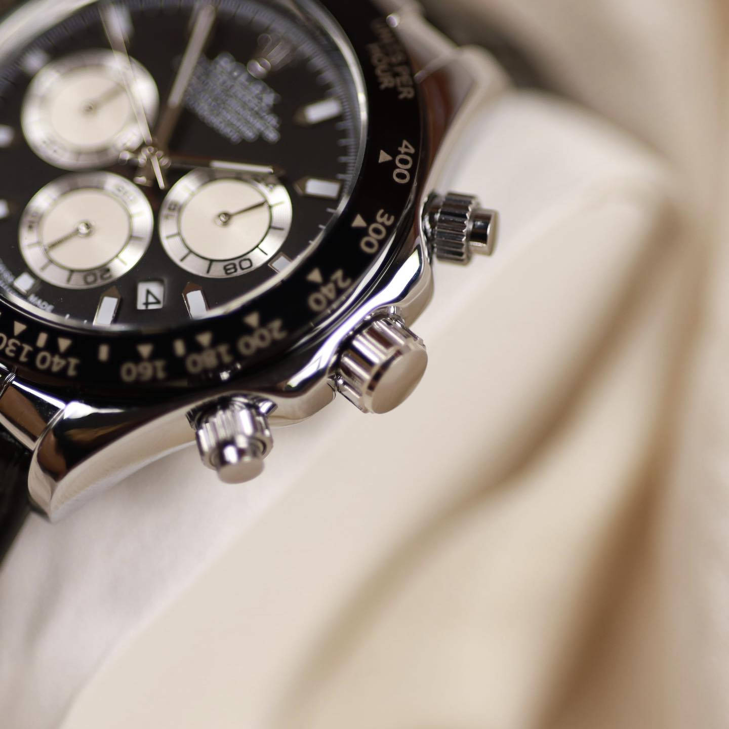 Zain_Pazaar
ساعة رجالية ماركة ROLEX

المواصفات 
.اسود مطعم بالابيض
.سير جلد باللون الاسود
.قفل اصلي
.كرونوغراف
.جميع السناتر شغالة
.stop watch 
.تاريخ يومي
.معدن ستيل
.ضمان سنة

السعر:55.000

يوجد توصيل لجميع محافظات العراق
(التوصيل من يوم الى ٣ايام)

للإستفسار:***********
او مراسلة الصفحة
♦️التصوير داخل الصفحة تصويرنا

#ساعات #رجالي #توصيل #f #اكسسوارات #العراق #m #a #ملابس #ماركة #tiktok #instagram #fashion #facebook #تجميل #أناقة #هدايا #هدايارجاليه #هدايامميزة #ضمان #hublot #followforfollowback #explorepage #ex #explore #share #like #instalike #save #money
