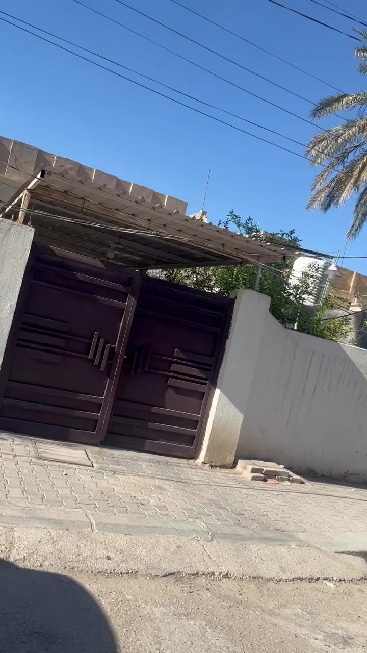 دار للبيع مساحه 250 متر واجهه 10 نزال 25 بناء قديم عكاده بس مرمم ويصلح للسكن مكان حي العامل المنطقه الاولى مقابيل حي المعلمين ومقابيل الجامعه موضح عنوان البيت بلفديو اي استفسار الاتصال عل الرقم ***********او مراسله الصفحه
