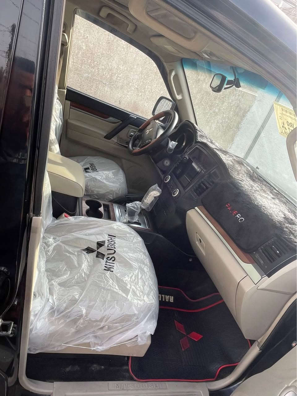 باجيرو 2008 للبيع او مراوس 
فول عدى الدمام 
مكينة 3000 وسيرفيس كامل من نوزلات بلاكات مجاول 
اللون اسود ملكي  بيها بس بنيد مصبوغ 
رقم بغداد انكليزي باسمي هزه جديدة 
كشنات كهرباء 
سلايد  فتحه 
تحكمات ستيرن جهتين 
غرفتها حلوه السياره 
السعر 125 
بغدادحي الاعلام 
*********** بغداد, العراق
